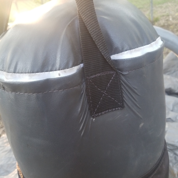 Everlast 100 pound punching bag with stand - Picture 4 of 5